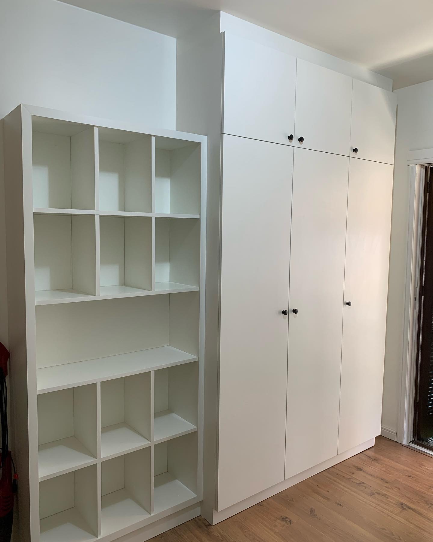 Guarda-roupa e estante branca sob medida