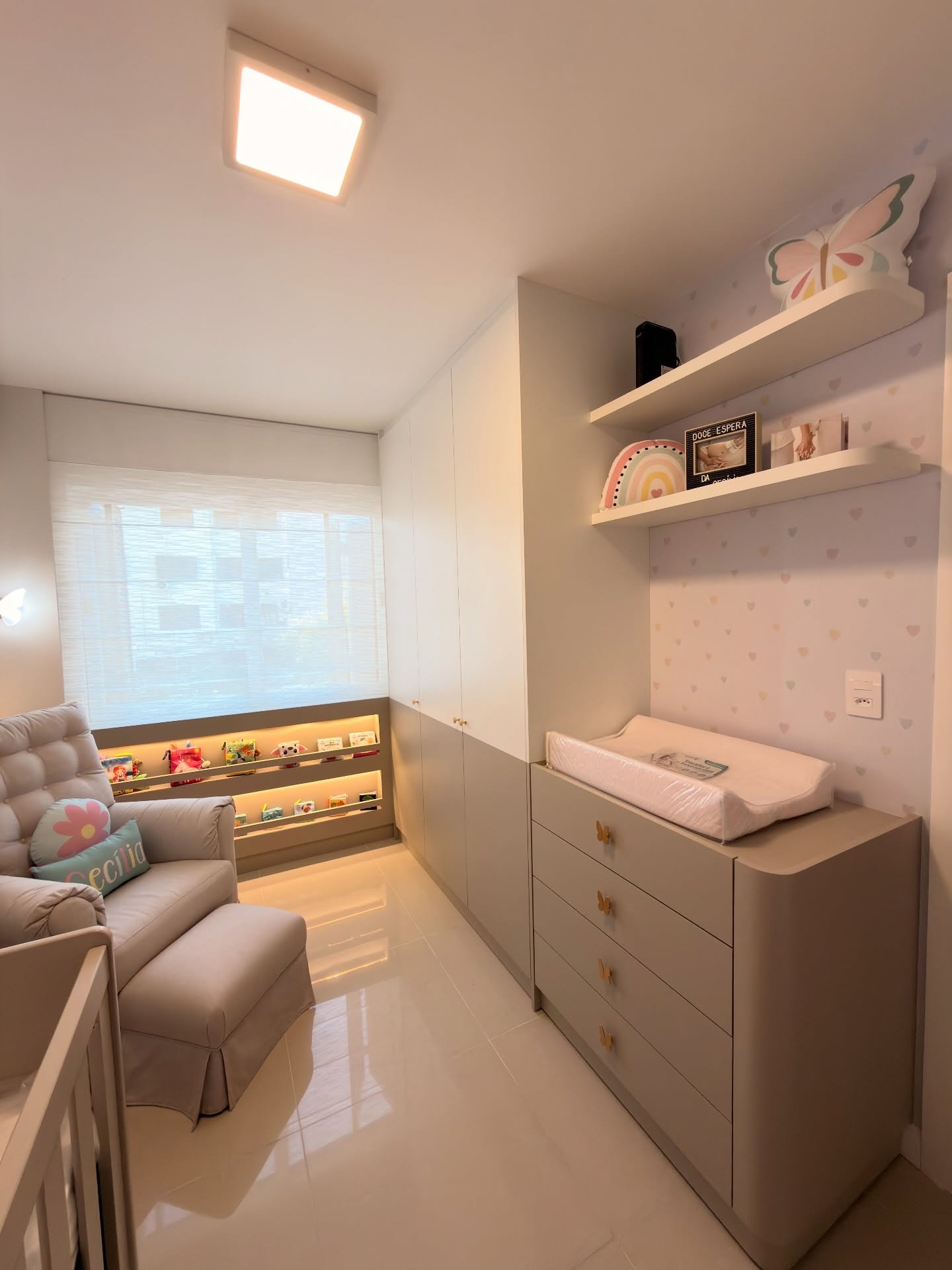 Quarto infantil com roupeiro, cômoda e nichos planejados