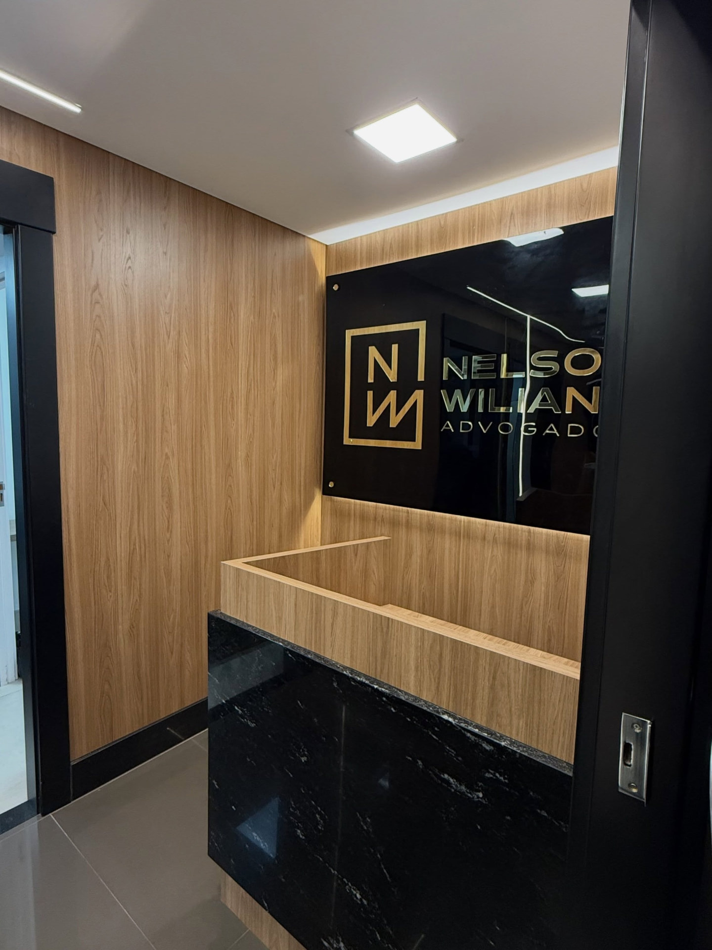 Recepção corporativa em marcenaria sob medida